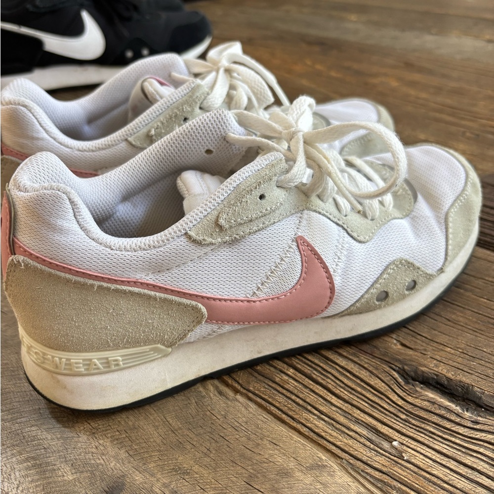 Nike Women's Shoes in White and Pink
